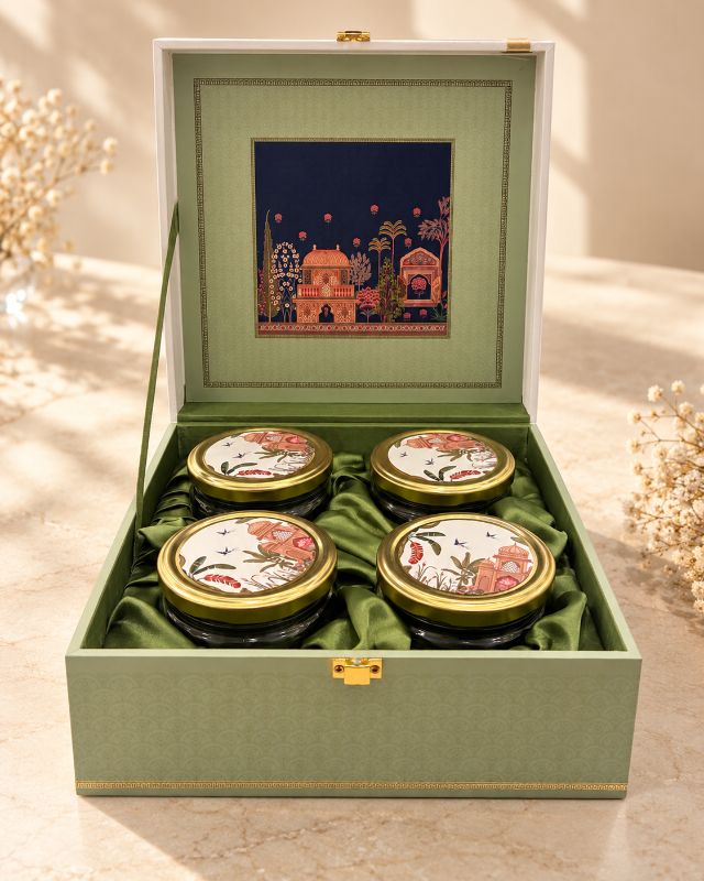 ROYAL HERITAGE PRINTED GIFT BOX WITH 4 JARS